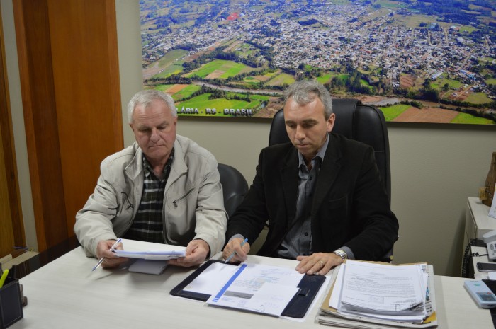 Crise leva prefeito a cortar quatro secret�rios e 12 CCs